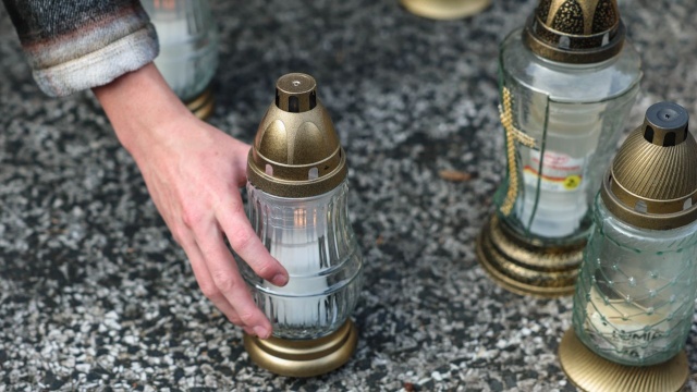Na amerykańskich cmentarzach nie można zapalać zniczy