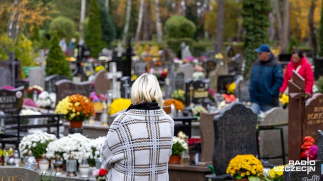 Tłumy nie tylko na centralnym - szczecinianie odwiedzają nekropolie [ZDJĘCIA]