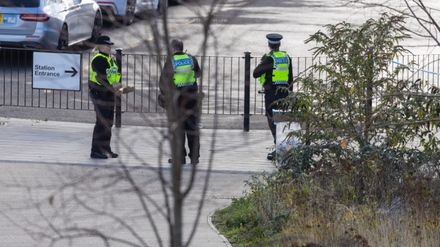 Atak przy użyciu noża, do którego doszło w sobotę wieczorem w pociągu w Wielkiej Brytanii, nie jest traktowany jako akt terrorystyczny, a zatrzymane w związku z nim dwie osoby to obywatele brytyjscy - oznajmił przedstawiciel policji John Loveless.