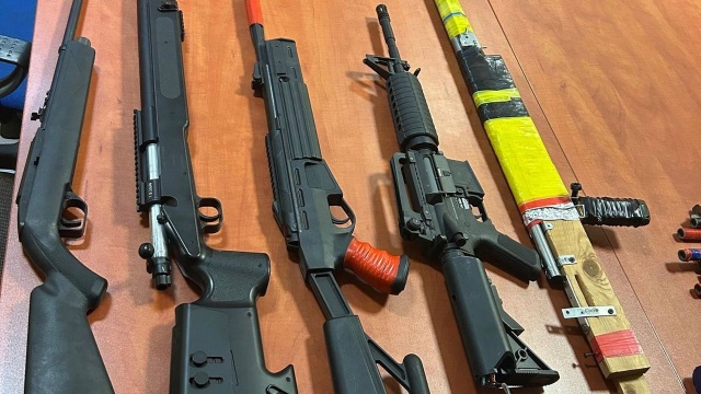 Szczecińscy policjanci zatrzymali trzech mężczyzn podejrzanych o uszkodzenie szyb w kamienicy w centrum miasta.