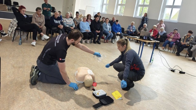 Seniorzy z powiatu polickiego będą mogli zdobyć praktyczne umiejętności, które mogą uratować życie - zarówno własne, jak i innych osób.
