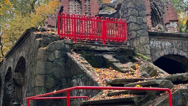 To nie kolor barierek na remontowanej wieży Quistorpa jest problemem, a fakt, że wyglądem przypominają kaloryfer - mówi szczeciński radny.