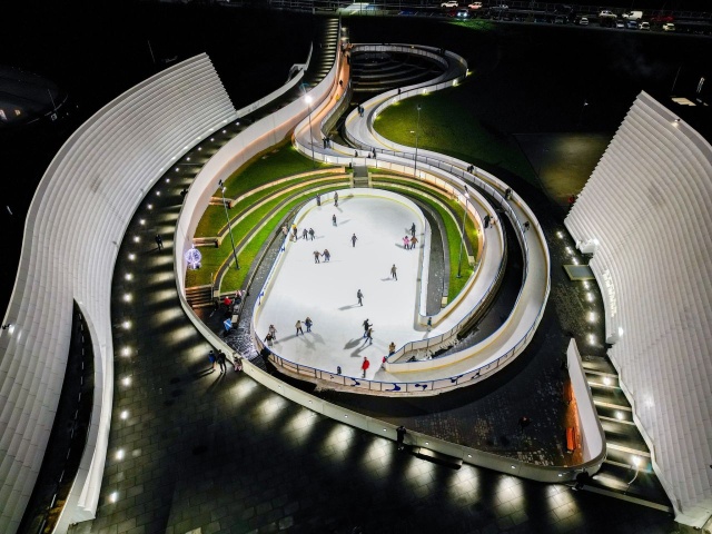 Będzie lodowisko w Fabryce Wody. To jedyne miejsce w Szczecinie, w którym można będzie jeździć na łyżwach nie tylko w kółko, ale również po lodowym torze.