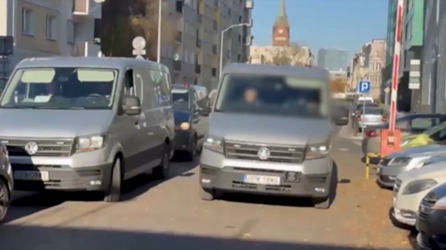 Prokuratura Krajowa przekazała w czwartek na platformie X, że Patryk M. ps. Wielki Bu został przekazany stronie polskiej przez władze niemieckie na podstawie europejskiego nakazu aresztowania.