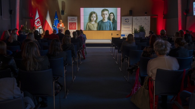 Jak przeciwdziałać przemocy wśród dzieci i młodzieży dyskutowali eksperci podczas konferencji Dzieciństwo bez Przemocy która odbyła się w Szczecinie.