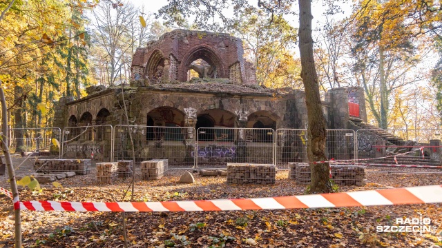 Czerwone barierki przy wieży Quistorpa w Szczecinie zostaną przemalowane na czarno.
