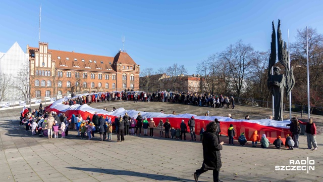 Zamiast dzwonka, w roli głównej hymn i wielka biało-czerwona. Cztery dni przed Narodowym Świętem Niepodległości uczniowie szczecińskiej Szkoły Podstawowej numer 63 z Oddziałami Integracyjnymi po raz kolejny pokazali, że patriotyzm ma też młodą twarz.