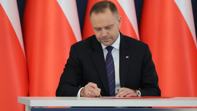 Prezydent Karol Nawrocki odmówił podpisania promocji na pierwszy stopień oficerski w Agencji Bezpieczeństwa Wewnętrznego i Służbie Kontrwywiadu Wojskowego.
