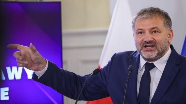 Szef MS, prokurator generalny Waldemar Żurek poinformował w piątek, że podpisał wniosek do marszałka Sejmu Szymona Hołowni o uchylenie immunitetu posłowi PiS Łukaszowi Mejzie, by mógł zostać ukarany w postępowaniu wykroczeniowym. Zero tolerancji dla piratów drogowych - podkreślił minister.