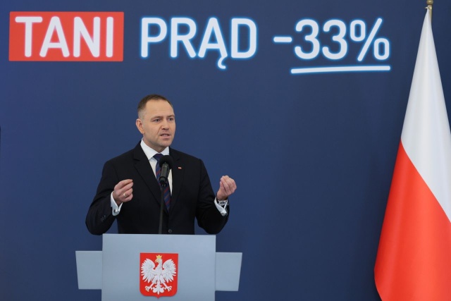 Prezydent proponuje obniżenie cen energii o 33 procent dla gospodarstw domowych i 20 procent dla firm. Karol Nawrocki podpisał projekt ustawy, który zakłada między innymi likwidację dodatkowych opłat, w tym OZE i obniżenie do 5 procent stawki VAT na energię.