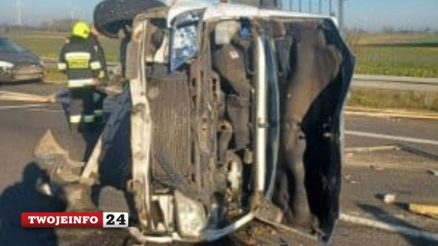 Kamper i ciężarówka zderzyły się na S3 na wysokości Kozielic między Myśliborzem a Pyrzycami w stronę Szczecina.