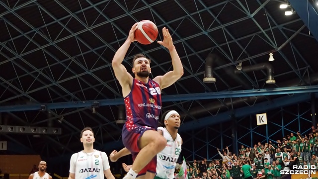 Koszykarze Kinga wygrali w sobotę po raz piąty w Orlen Basket Lidze. Szczecinianie po bardzo ciekawym, emocjonującym i trzymającym w napięciu, do końcowej syreny, meczu wygrali we Wrocławiu w hali Orbita ze Śląskiem 83:80 w siódmej kolejce rozgrywek.