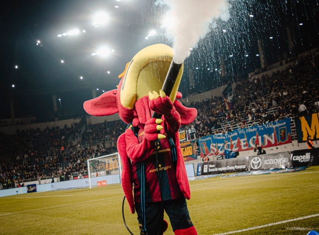 Hit Ekstraklasy z udziałem piłkarzy Pogoni - szczecinianie zmierzą się w niedzielę z Jagiellonią Białystok w 15. kolejce rozgrywek.