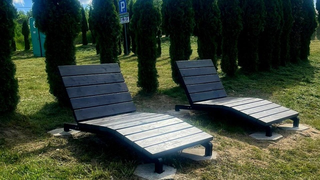 Miejsce rekreacyjno-wypoczynkowe w Bornem Sulinowie z nowym sprzętem. Dzięki dwóm radom osiedla kupiono osiem leżaków oraz trzy stojaki rowerowe.