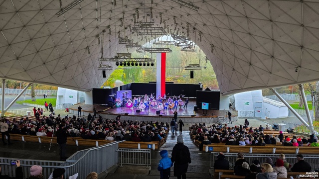 Kolejny raz mieszkańcy Szczecina wspólnie zaśpiewali najpiękniejsze polskie pieśni patriotyczne - to w ramach wydarzenia Szczecińskie Dźwięki Niepodległości, które odbyło się w Teatrze Letnim im. Heleny Majdaniec.