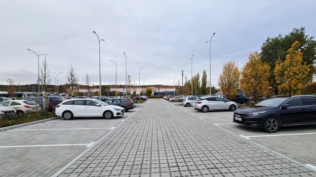 Miasto Szczecin przypomina o powiększonym parkingu przy pętli na ul. Turkusowej. Wcześniej był tam problem z zostawianiem samochodu, teraz sprawa wygląda lepiej.