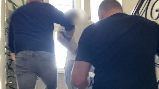 Prowadził samochód mimo zakazu sądowego, nie zatrzymał się do kontroli i napadł na policjantów.