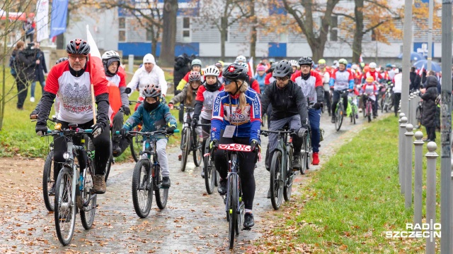 Szczecińscy rowerzyści w wyjątkowy sposób uczcili Święto Niepodległości. Za sprawą klubu rowerowego Gryfus i szczecińskiego oddziału Instytutu Pamięci Narodowej odbył się Niepodległościowy Rajd Rowerowy.