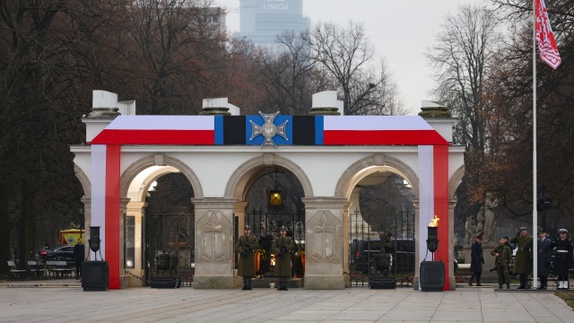 W południe przed Grobem Nieznanego Żołnierza w Warszawie rozpoczęły się centralne obchody Narodowego Święta Niepodległości z udziałem m.in. prezydenta Karola Nawrockiego i jego małżonki Marty Nawrockiej, marszałka Sejmu Szymona Hołowni i wicepremiera, szefa MON Władysława Kosiniaka-Kamysza.
