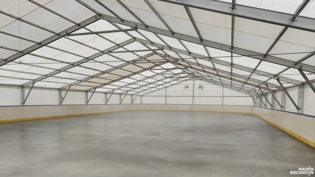 Już w tym tygodniu w Kołobrzegu zostanie otwarte miejskie lodowisko. Trwają przygotowania do startu sezonu łyżwiarskiego.