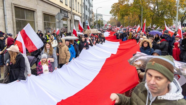 Choć pogoda nie dopisała, to frekwencja już tak. Z placu Solidarności ruszył Szczeciński Marsz Niepodległości, to już jego 15 edycja.