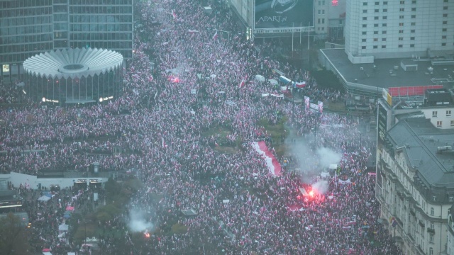 Marsz Niepodległości ruszył z Ronda Dmowskiego w Warszawie. Uczestnicy przejdą przez Aleje Jerozolimskie i Most Poniatowskiego.