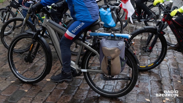 Szczecińscy rowerzyści w wyjątkowy sposób uczcili Święto Niepodległości. Za sprawą klubu rowerowego Gryfus i szczecińskiego oddziału Instytutu Pamięci Narodowej odbył się Niepodległościowy Rajd Rowerowy.