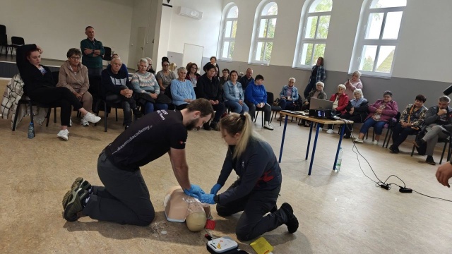 Kolejne warsztaty dla seniorów z powiatu polickiego - starsze osoby dowiedzą się podczas nich jak prawidłowo wzywać służby ratunkowe, przeprowadzać podstawowe zabiegi resuscytacyjne czy obsługiwać defibrylator AED.