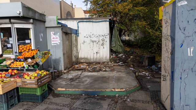 Butelki, kartony i szczury w centrum Szczecina. Taki widok można spotkać w okolicy placu Kościuszki. Chodzi o pasaż handlowy przy ulicy Bolesława Krzywoustego 20.