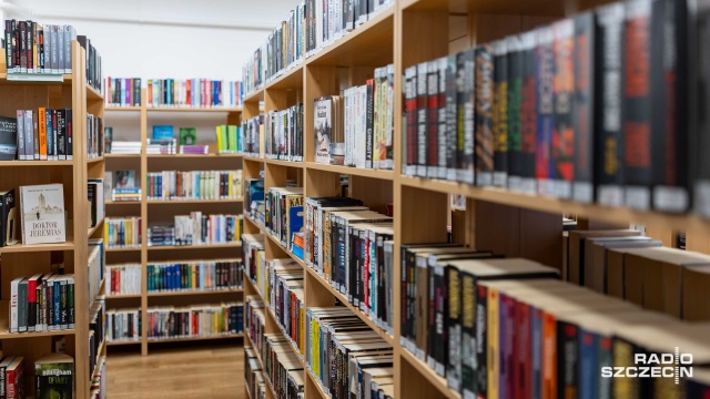 Szczecinianie czytają równie dużo, co w zeszłym roku - najchętniej kryminały, thrillery, romanse i reportaże.