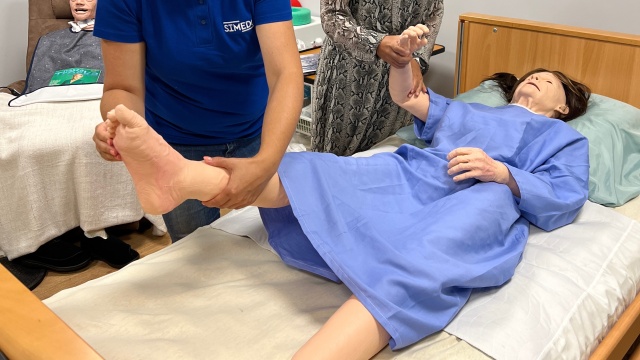 Dzięki nowemu sprzętowi, szkolenia mają być bardziej praktyczne i dostosowane do realnych potrzeb opiekunów. W mieszkaniu szkoleniowym przy ulicy Starzyńskiego w Szczecinie pojawią się nowe symulatory medyczne.