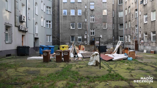 Śmieci, smród i szczury - taki widok ze swoich okien na podwórko mają mieszkańcy oficyny w centrum Szczecina. Mowa o kamienicy przy ulicy Bolesława Krzywoustego 18 i 19 w okolicy placu Kościuszki.