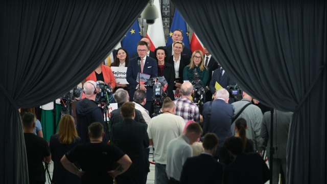 Szymon Hołownia, który podpisał w czwartek rezygnację z funkcji marszałka Sejmu przekazał, że jego decyzja wchodzi w życie we wtorek, 18 listopada. W tym momencie pełniącym obowiązki marszałka zostaje Włodzimierz Czarzasty, najstarszy wiekiem wicemarszałek - dodał.