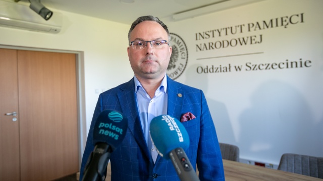 Dyrektor szczecińskiego oddziału IPN Krzysztof Męciński i dowódca 15. LBOT płk Leszek Giergielewicz podpisali w czwartek w Szczecinie umowę o współpracy. Instytut Pamięci Narodowej i żołnierze WOT mają wspólnie organizować wydarzenia patriotyczne i szkolenia.