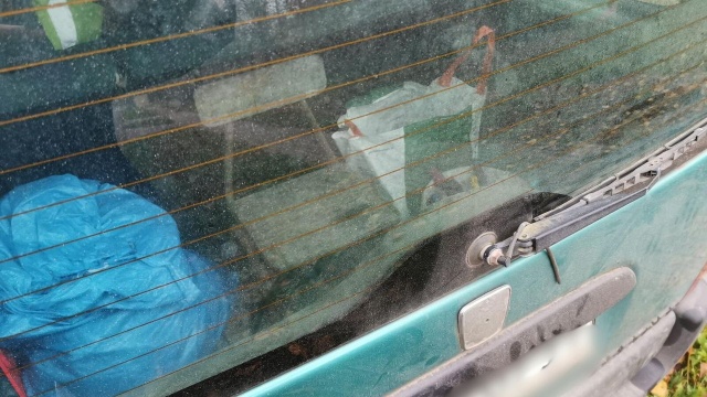 Przewoził pasażerkę na krześle w bagażniku. Dostał mandat i punkty karne.