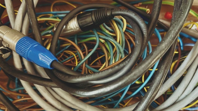 Zalegające w domu kable zamiast do ekoportu można zostawić w teatrze, gdzie zagrają w spektaklu...