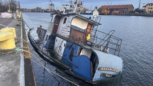 Zatonął kuter porzucony w Świnoujściu. Do zdarzenia doszło w nocy, około godz. 3. w Basenie Północnym przy nabrzeżu nr 1.