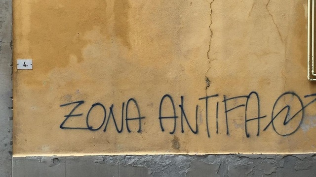 Departament Stanu USA uznał w środę niemiecką Antifa Ost oraz trzy inne radykalnie lewicowe ugrupowania z Włoch i Grecji za organizacje terrorystyczne. Grupy zostały też objęte sankcjami ministerstwa finansów.