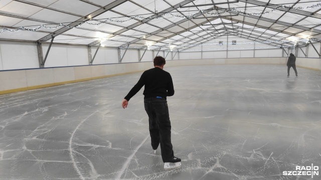 Miejskie lodowisko w Kołobrzegu już otwarte. Pierwsi chętni już założyli łyżwy.