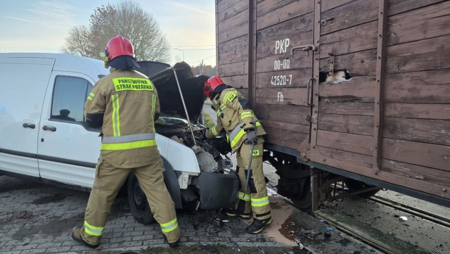 Dwie osoby zostały ranne w zderzeniu dostawczego opla z kolejką wąskotorową. Do zdarzenia doszło w Boninie niedaleko Manowa.