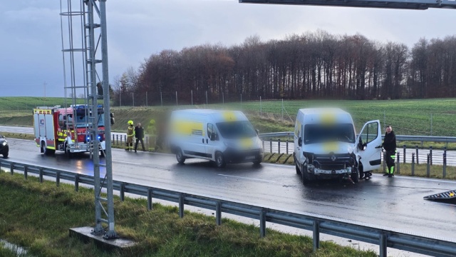 Bus uderzył w bariery energochłonne i odbił się od ciężarówki na S6 pod Koszalinem.