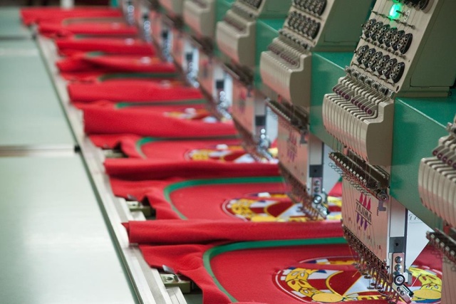 Wybór odpowiedniej metody znakowania odzieży sportowej to istotna decyzja, która wpływa na wygląd, trwałość i komfort noszenia strojów przez drużynę. Haft i nadruk to dwie najpopularniejsze techniki i obie mają swoje unikalne zalety oraz typowe zastosowania. Warto dokładnie poznać różnice między tymi metodami, aby wybrać rozwiązanie idealnie dopasowane do specyfiki Twojego zespołu.