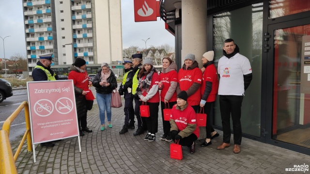 Zatrzymaj się i zejdź z roweru i hulajnogi - z takim apelem do użytkowników jednośladów wyszli we wtorek pracownicy jednego z miejscowych banków w Kołobrzegu. Zwrócili oni uwagę na problem z bezpieczeństwem w okolicy ich miejsca pracy.