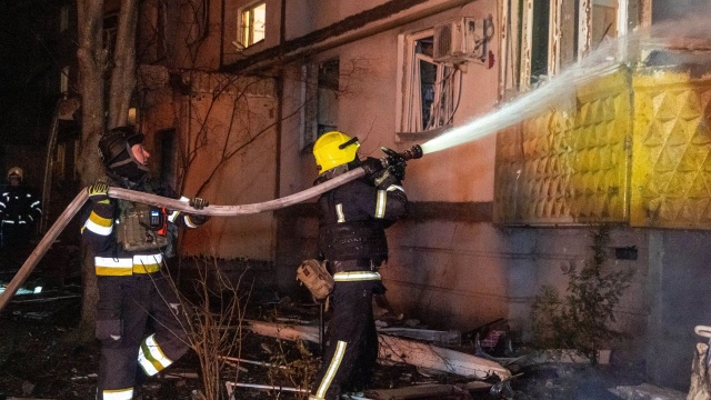 Rośnie liczba ofiar uderzenia rosyjskiej rakiety w blok mieszkalny w Tarnopolu na Ukrainie. Władze miasta donoszą o co najmniej 10 zabitych i ponad 30 rannych. Wciąż trwa tam akcja ratunkowo-poszukiwawcza.