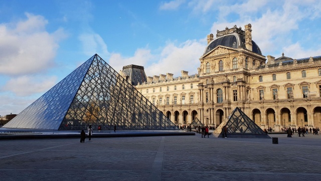 Francuski Luwr podejmuje działania w celu szybkiego wzmocnienia swojego bezpieczeństwa. Dyrekcja paryskiego muzeum poinformowała o tym podczas przesłuchania przez komisję Zgromadzenia Narodowego - niższej izby francuskiego parlamentu.