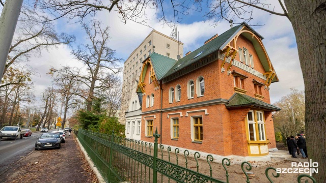 Wyróżnia się na tle innych i znów jest architektoniczną perełką. Zabytkowa willa przy ulicy Królowej Korony Polskiej w Szczecinie jest po remoncie.