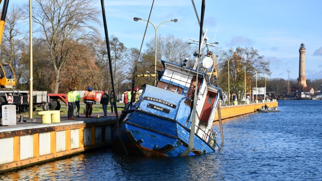 Pierwszy etap operacji podniesienia wraku porzuconego niemieckiego kutra w Basenie Północnym w Świnoujściu przebiegł zgodnie z harmonogramem i zakończył się tuż przed zmierzchem. Operację podzielono na etapy.