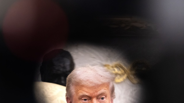 Donald Trump poinformował w mediach społecznościowych, że podpisał ustawę wzywającą Departament Sprawiedliwości do ujawnienia akt dotyczących skazanego przestępcy seksualnego Jeffreya Epsteina.