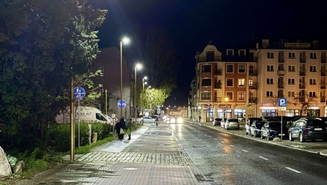 Świnoujście modernizuje uliczne oświetlenie i wymienia przestarzałe lampy.