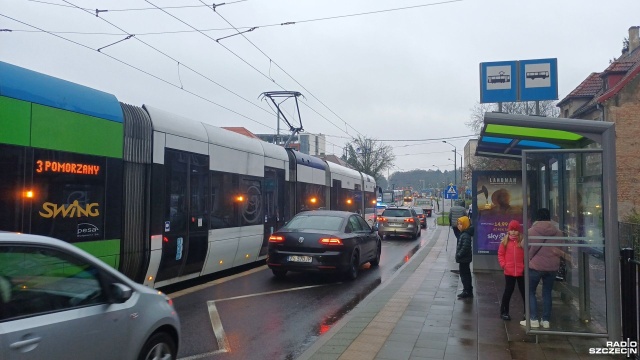 Przed godziną 8 doszło do kolizji dwóch samochodów osobowych na skrzyżowaniu ulic Arkońskiej i Wiosny Ludów.